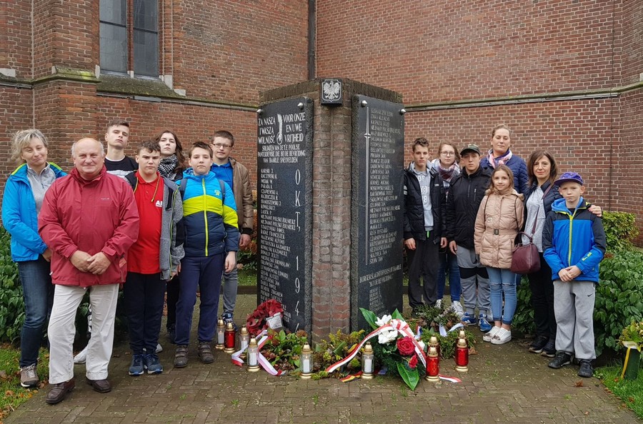 Pomnik ku czci żołnierzy 1DP - Baarle Nassau Holandia