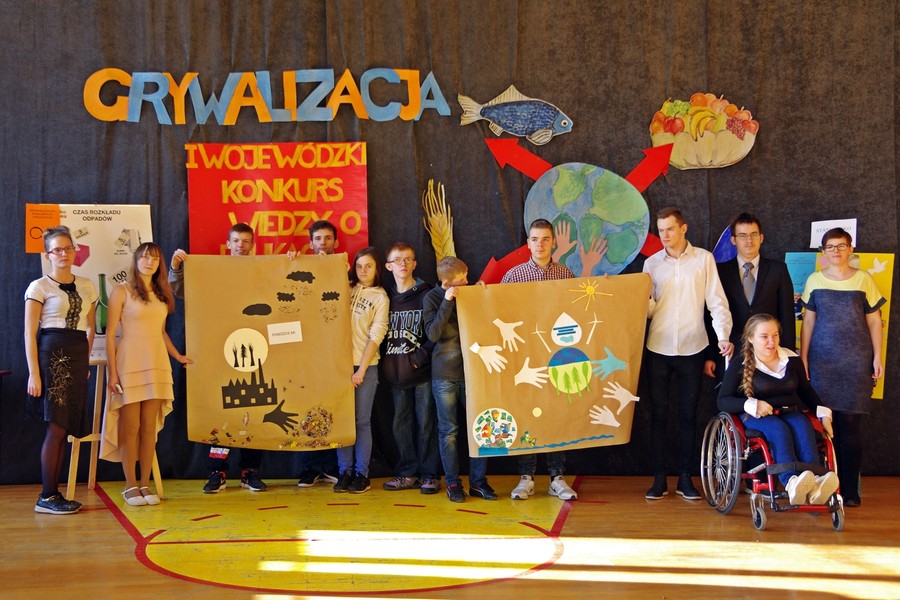 Uczniowie prezentują własnoręcznie wykonane plakaty ukazujące rzeczywisty i wymarzony obraz naszej planety Ziemi