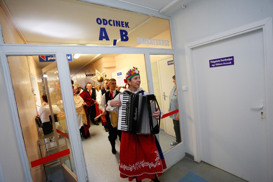 Przed oficjalną uroczystością  Wojewódzki Szpital Zespolony odwiedzili kolędnicy, fot. Mikołaj Kuras 