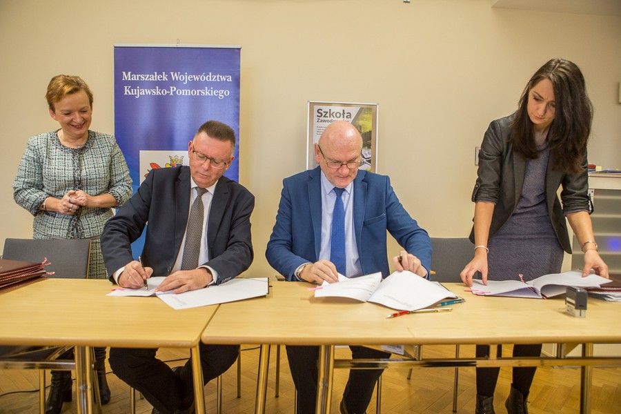 Uroczystość podpisania umowy z partnerami projektu „Szkoła Zawodowców, fot. Szymon Zdziebło/Tarantoga