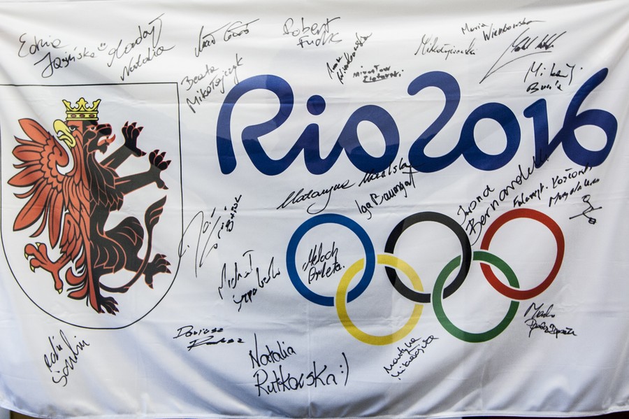 Flaga z podpisami olimpijczyków z Kujawsko-Pomorskiego, fot. Andrzej Goiński