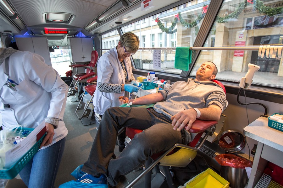 Akcja poboru krwi przed Urzędem Marszałkowskim, fot. Szymon Zdziebło/Tarantoga.pl