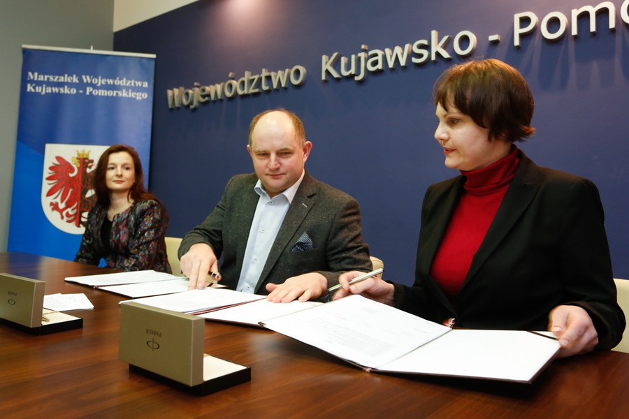 Ceremonia podpisania umowy o dofinansowanie, fot. Mikołaj Kuras dla UMWKP