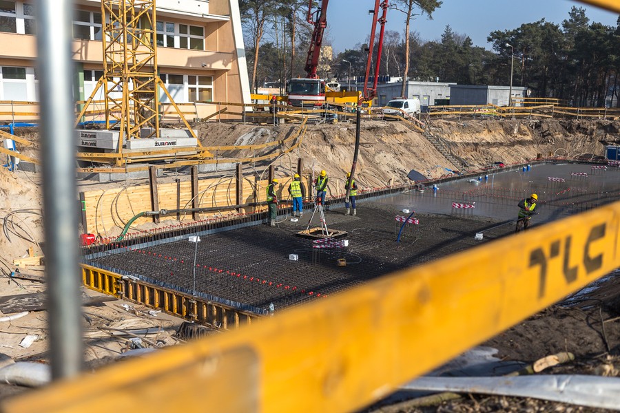 Operacja wylewania betonu pod fundamenty nowego budynku głównego, fot. Szymon Zdziebło/tarantoga.pl dla UMWKP