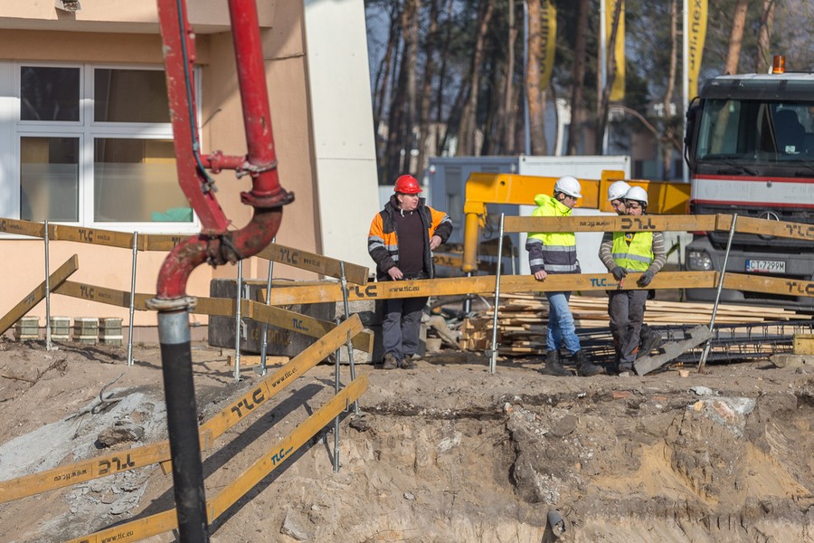 Operacja wylewania betonu pod fundamenty nowego budynku głównego, fot. Szymon Zdziebło/tarantoga.pl dla UMWKP
