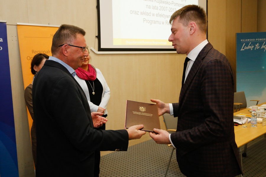 Wręczenie podziękowań członkom Komitetu Monitorującego, fot. Mikołaj Kuras