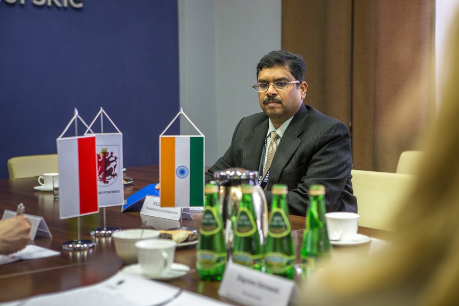 Ambasador Indii Ajay Bisaria w Urzędzie Marszałkowskim w Toruniu, fot. Szymon Zdziebło/tarantoga.pl dla UMWKP