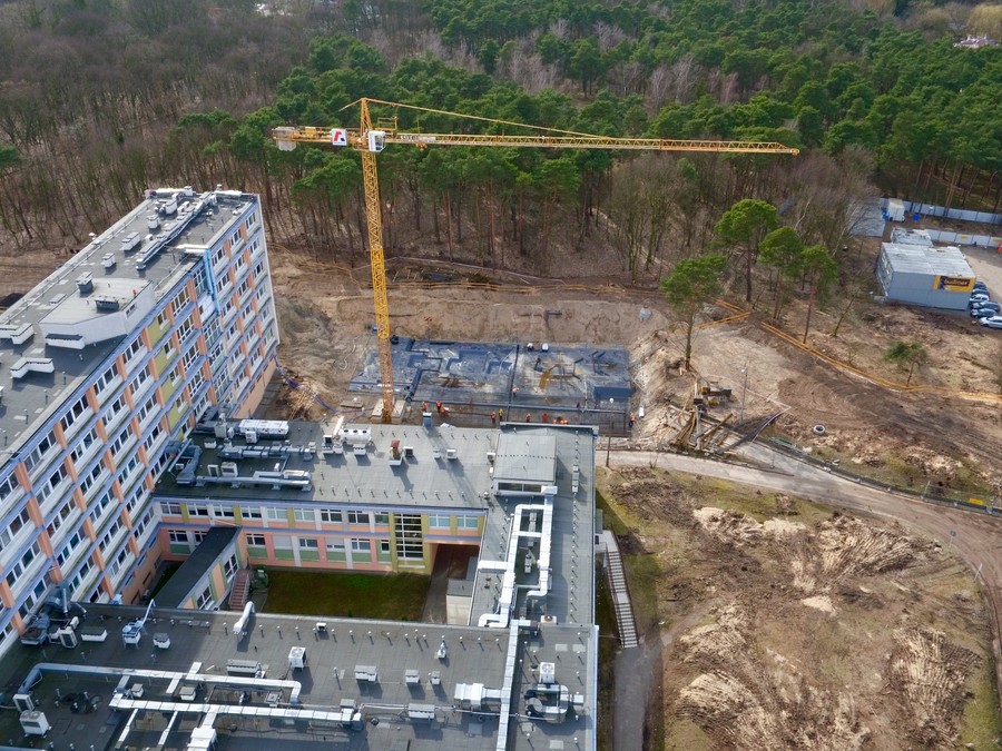 Postępy na budowie szpitala na Bielanach, fot. Sky Drone Studio dla KPIM