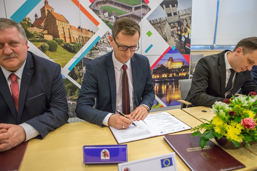 Uroczystość podpisania umowy z wykonawcą przebudowy drogi wojewódzkiej nr 265, fot. Szymon Zdziebło/Tarantoga.pl