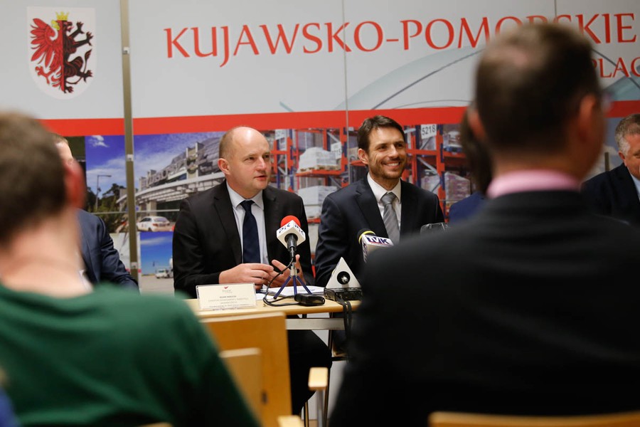 Konferencja prasowa na temat budowy fabryki Kongsberg Automotive pod Włocławkiem, fot. Mikołaj Kuras dla UMWKP