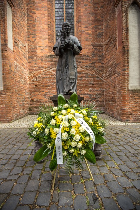 Złożenie kwiatów pod pomnikiem św. Jana Pawła II przed katedrą świętych Janów, fot. Szymon Zdziebło/Tarantoga.pl