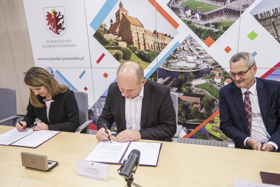 Ceremonia podpisania umowy, fot. Andrzej Goiński/UMWKP