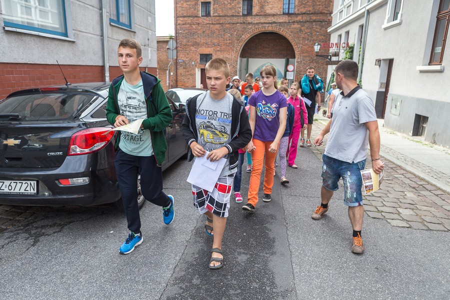 Polonijna młodzież z Litwy, Ukrainy i USA podczas gry miejskiej w Toruniu i zwiedzania miasta; fot. Szymon Zdziebło/tarantoga.pl dla UMWKP