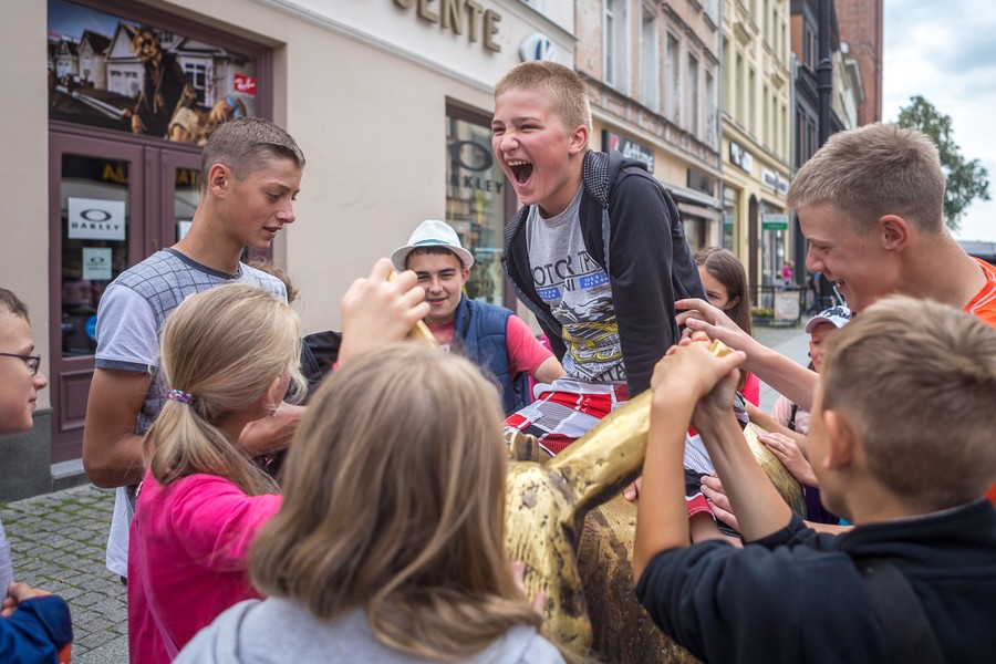 Polonijna młodzież z Litwy, Ukrainy i USA podczas gry miejskiej w Toruniu i zwiedzania miasta; fot. Szymon Zdziebło/tarantoga.pl dla UMWKP
