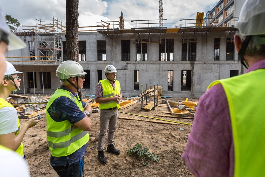 W środę (2 sierpnia) teren budowy odwiedził wraz z dziennikarzami marszałek Piotr Całbecki, fot. Szymon Zdziebło/Tarantoga.pl 