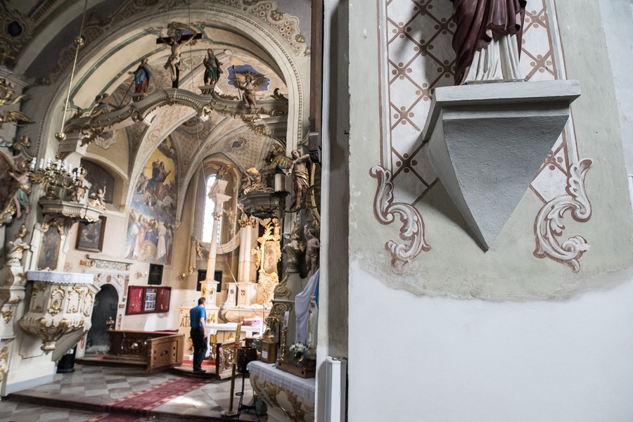 W kościele  Świętej Trójcy w Byszewie prowadzone są prace przy wymianie części tynków wewnętrznych, fot. Tymon Markowski