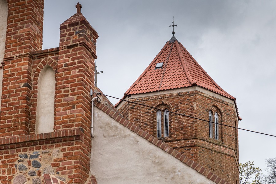 Parafia św. Jerzego Męczennika w Niedźwiedziu otrzymała wsparcie na konserwację elewacji wieży kościoła, fot. Szymon Zdziebło/Tarantoga.pl