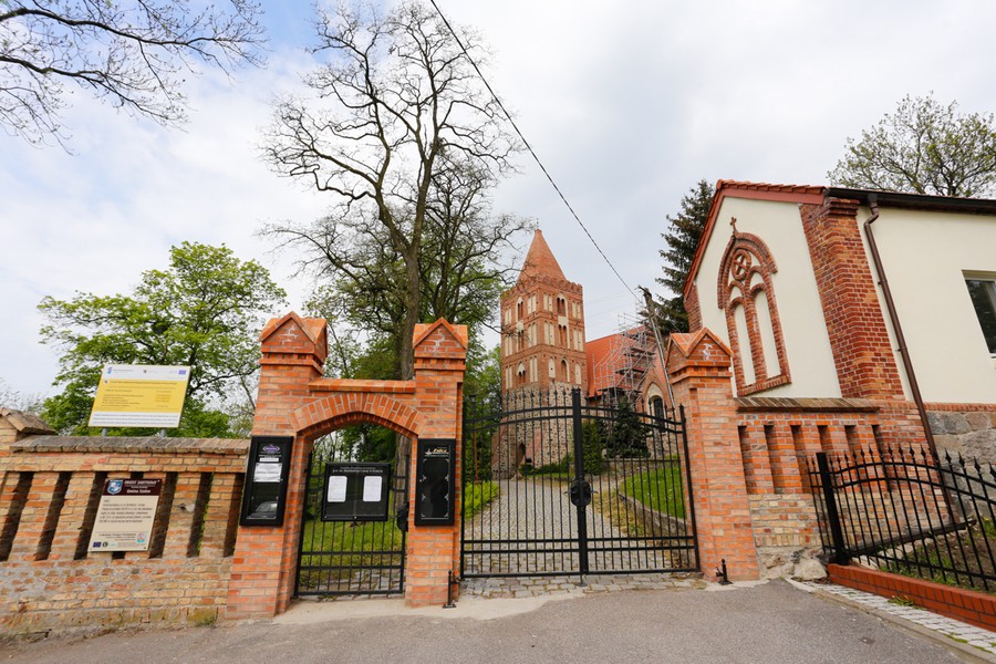 W kościele św. Bartłomieja w Wabczu trwają prace przy  konserwacji elewacji, fot. Mikołaj Kuras