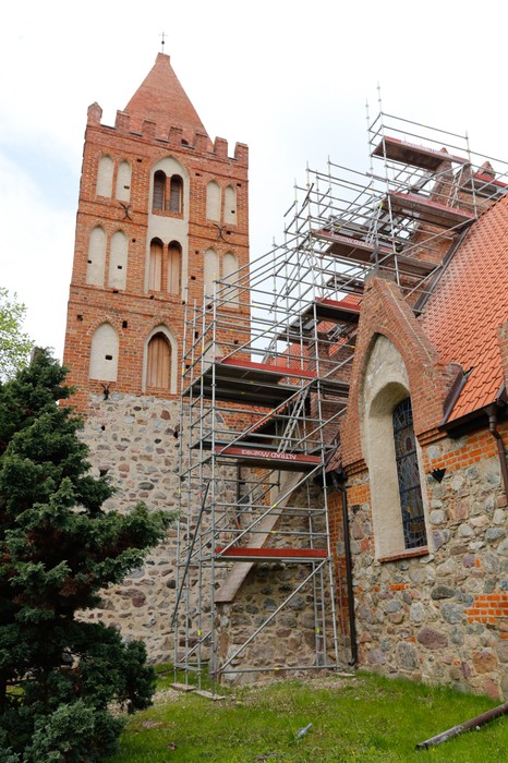W kościele św. Bartłomieja w Wabczu trwają prace przy  konserwacji elewacji, fot. Mikołaj Kuras