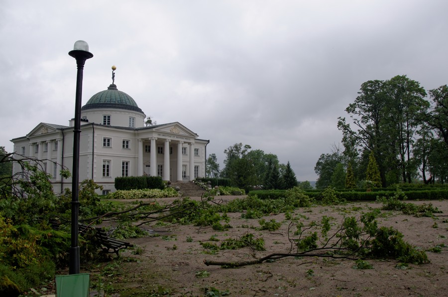 Zniszczony przez nawałnicę park pałacowy w Lubostroniu, fot. z archiwum Pałacu Lubostroń