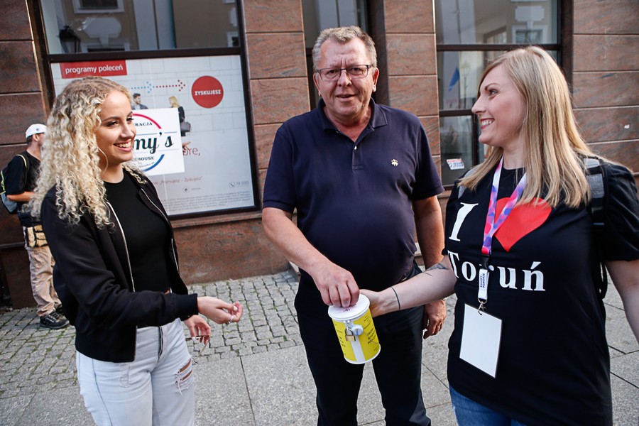 Wolontariusze podczas przygotowań i kwesta na ulicach Torunia; fot. Mikołaj Kuras dla UMWKP
