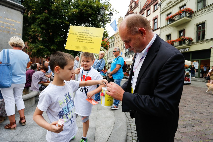 Wolontariusze podczas przygotowań i kwesta na ulicach Torunia; fot. Mikołaj Kuras dla UMWKP