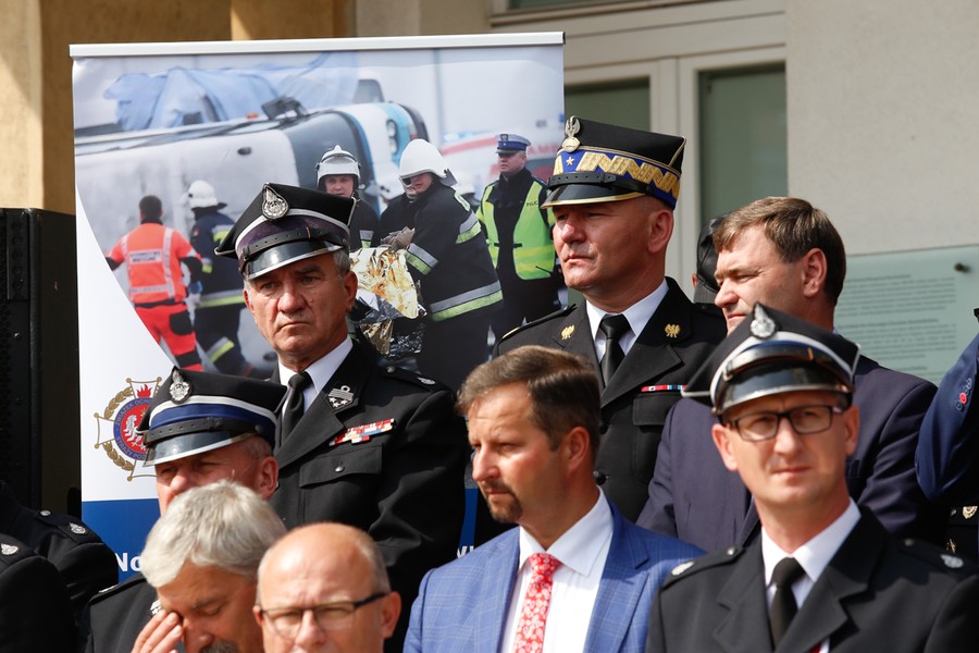 Uroczystość przekazania sprzętu strażakom z OSP przed Urzędem Marszałkowskim  w Totuniu, fot. Mikołaj Kuras