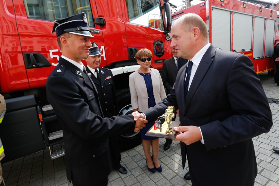 Uroczystość przekazania sprzętu strażakom z OSP przed Urzędem Marszałkowskim  w Totuniu, fot. Mikołaj Kuras