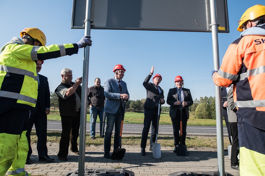 Uroczystość wbicia pierwszej łopaty na placu budowy drogi nr 240 odbyła się w Płazowie, fot. Tymon Markowski