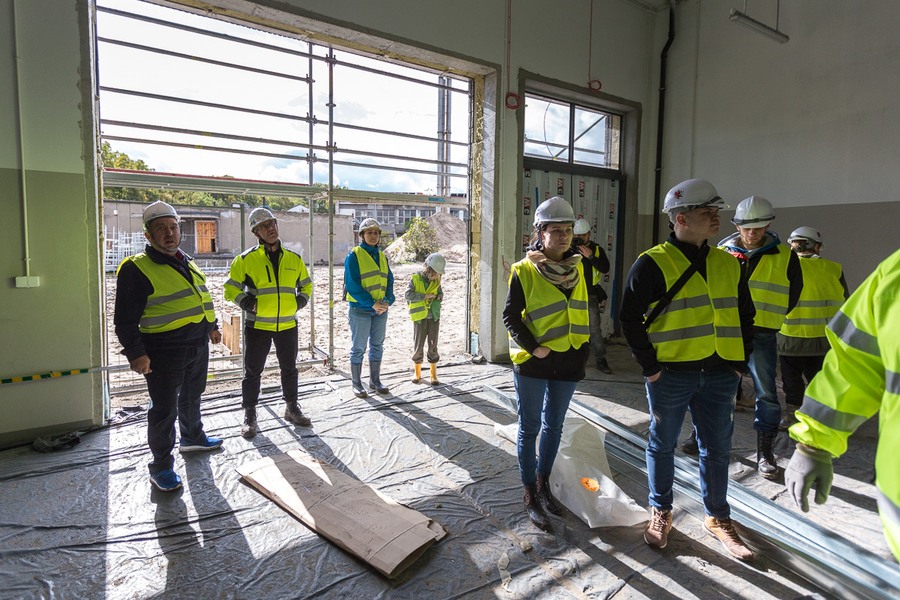 Mieszkańcy Torunia i regionu podczas zwiedzania budowy nowego kompleksu Szpitala na Bielanach, fot. Szymon Zdziebło/Tarantoga.pl