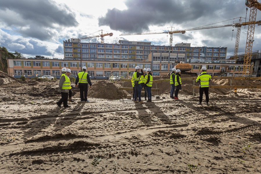 Mieszkańcy Torunia i regionu podczas zwiedzania budowy nowego kompleksu Szpitala na Bielanach, fot. Szymon Zdziebło/Tarantoga.pl