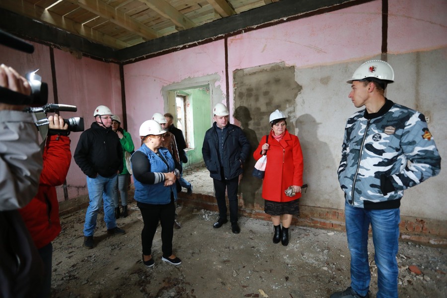 Marszałek Piotr Całbecki wizytuje odbudowę domu rodziny Lodzińskich w Sitowcu, fot. Szymon Zdziebło/tarantoga.pl dla UMWKP