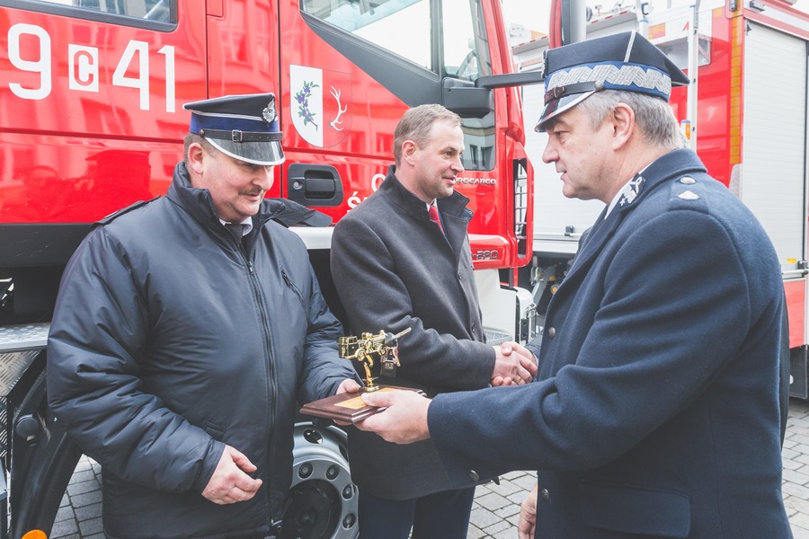 Uroczyste przekazanie samochodów ratowniczo-gaśniczych, zakupionych dzięki wsparciu z Regionalnego Programu Operacyjnego, fot. Łukasz Piecyk