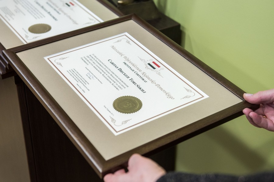 Certyfikaty dla instytucji pomocy społecznej udzielających wsparcia bezdomnym; fot. Łukasz Piecyk dla UMWKP