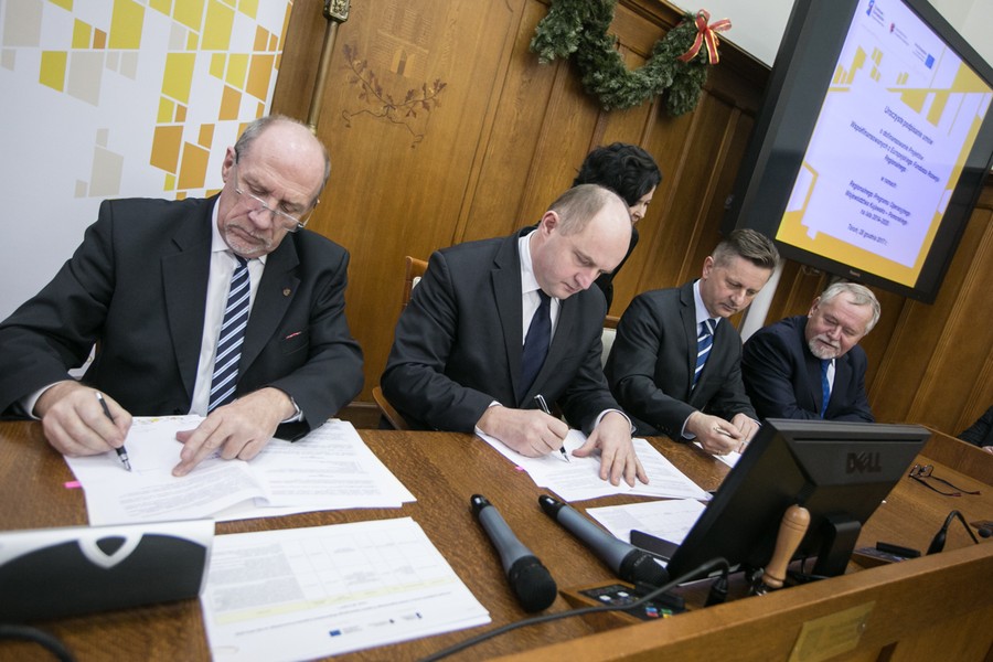 Umowy z beneficjentami RPO podpisuje marszałek Piotr Całbecki, 28 grudnia 2017; fot. Andrzej Goiński/UMWKP