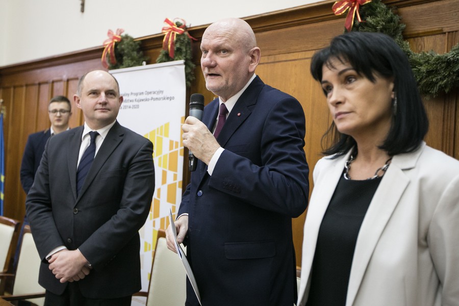 Umowy z beneficjentami RPO podpisuje marszałek Piotr Całbecki, 28 grudnia 2017; fot. Andrzej Goiński/UMWKP