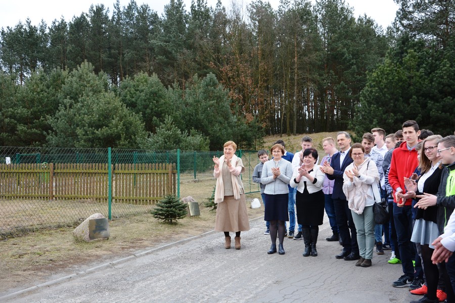 Goście i społeczność szkolna obecna przy odsłonięciu Kamienia Pamięci