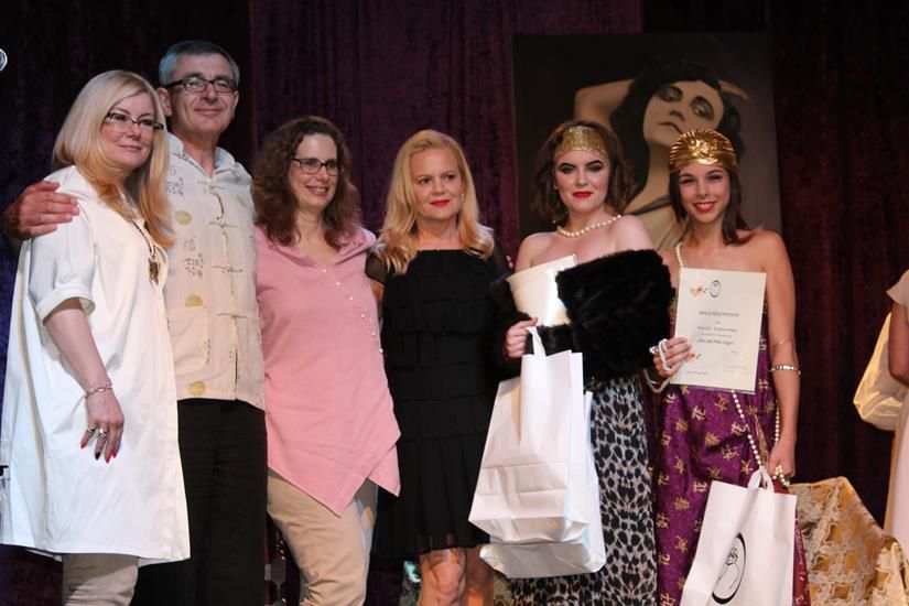 Jury konkursu Być jak Pola Negri z przewodniczącą M.Sadowską oraz zwyciężczynie