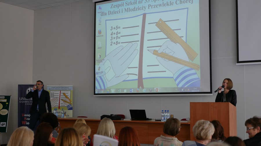 P. Katarzyna Niedzwiec - nauczyciel ZSS nr 33 prowadząca konferencję