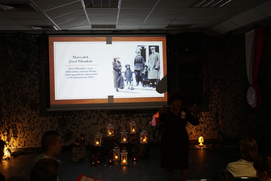 Pani Anna Rojewska prezentuje wychowankom internatu KPSOSW postać Marszałka Józefa Piłsudskiego, fot. Sebastian Werec