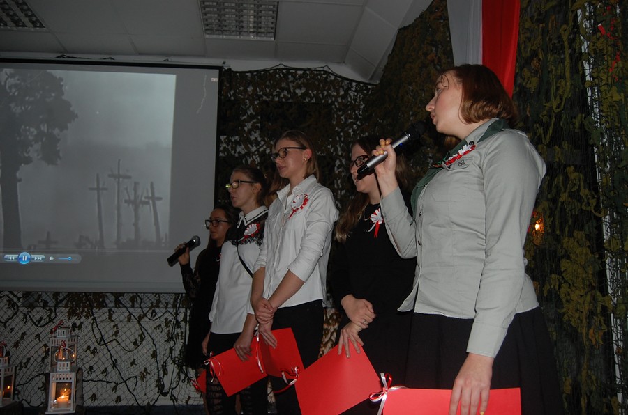 Wychowankowie internatu KPSOSW wykonują patriotyczne pieśni, fot. Sebastian Werec