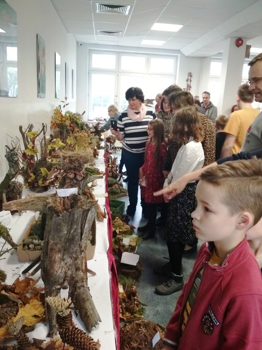 uczestnicy finału XVII edycji konkursu Moje trofeum leśne z zainteresowaniem oglądali prace