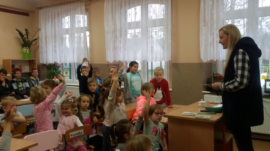 Dzieci ze Szkoły Podstawowej w Śliwiczkach w czasie spotkania z zielonym edukatorem Wdeckiego Parku Krajobrazowego