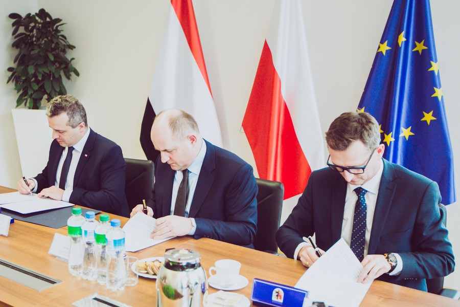 Podpisanie porozumienia w sprawie przekazania zasobów magazynu przeciwpowodziowego, fot. Andrzej Goiński/UMWKP