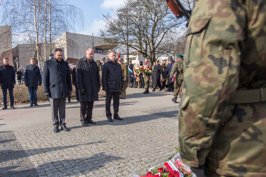 Uroczystości przed Pomnikiem Żołnierzy Wyklętych w Toruniu, fot. Szymon Zdziebło/Tarantoga.pl