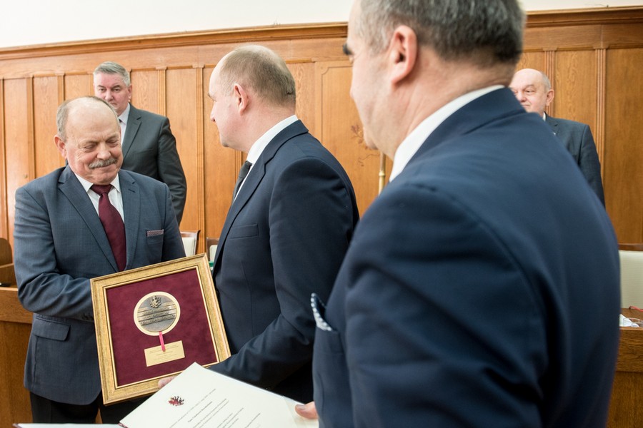 Uroczyste wręczenie medali Unitas Durat Telesforowi Horodeckiemu i Grzegorzowi Bielarzowi podczas sesji sejmiku województwa, fot. Łukasz Piecyk