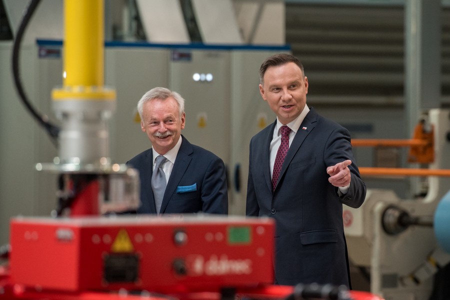 Prezydent Andrzej Duda z wizytą w fabryce TZMO we Frydrychowie, fot. Łukasz Piecyk dla UMWKP