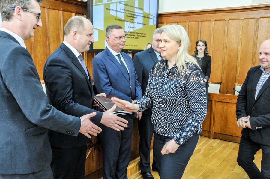 Uroczystość podpisania umów z beneficjentami wsparcia z naszego Regionalnego Programu Operacyjnego i Programu Rozwoju Obszarów Wiejskich, fot. Andrzej Goiński