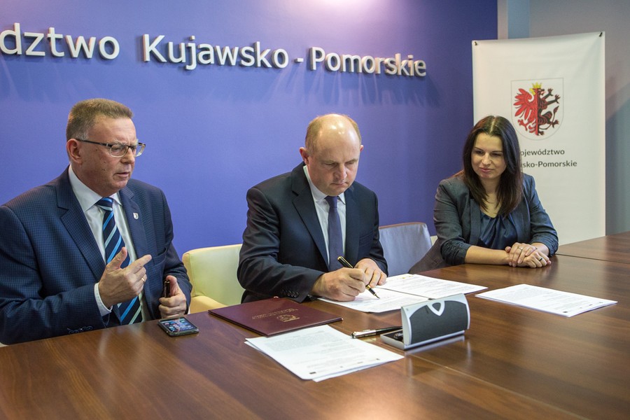 Uroczyste podpisanie umowy o dofinansowanie projektu Bydgoskiego Klastra Przemysłowego, fot. Szymon Zdziebło/Tarantoga.pl