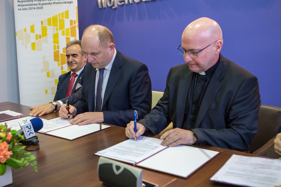Uroczyste podpisanie umowy o dofinansowanie projektu Brodnickiego Centrum Caritas, fot. Szymon Zdziebło/Tarantoga.pl